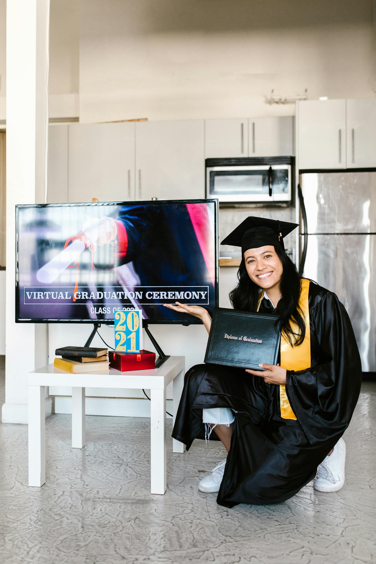 The Role of Online Certifications vs. Traditional Degrees in Professional Growth