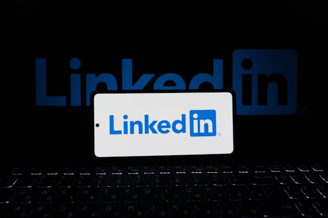 Optimizing Your LinkedIn Profile with Strategic Keywords for Job Seekers